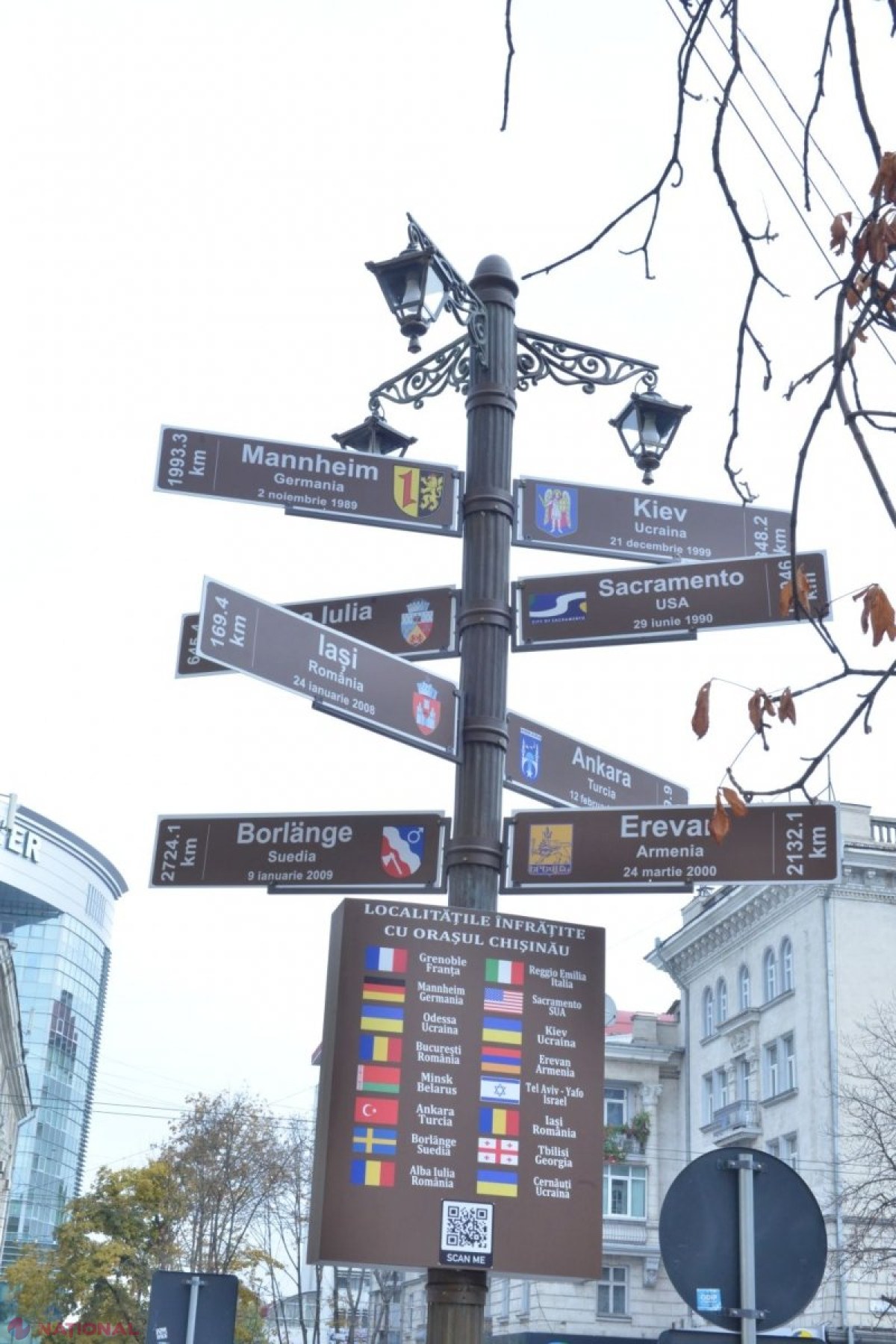 FOTO // Cum arată panoul instalat în centrul Chișinăului cu informații despre cele 16 orașe înfrățite cu capitala R. Moldova