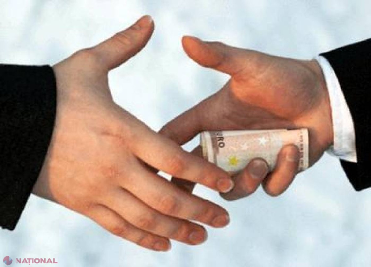 STUDIU// Procurorii și judecătorii îi FAVORIZEAZĂ pe funcționarii prinși cu MITĂ