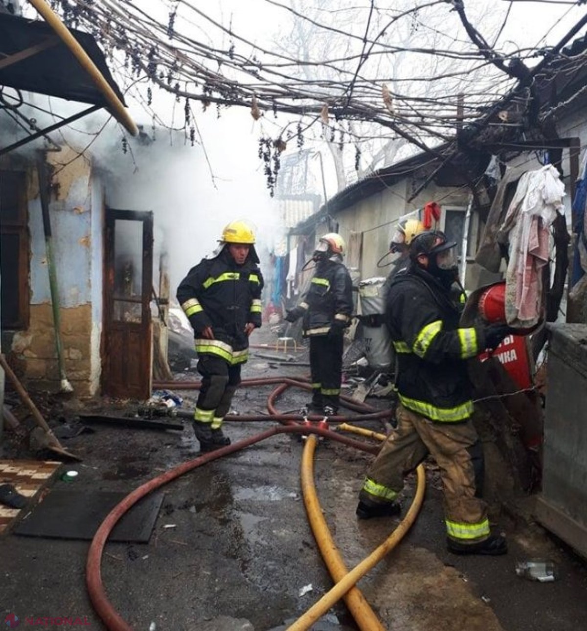 FOTO // O casă din centrul Chișinăului, în FLĂCĂRI: O eventuală EXPLOZIE, evitată în ultimul moment. Stăpâna a ajuns la spital