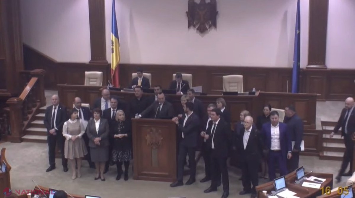UPDATE // Socialiștii și comuniștii au BLOCAT tribuna principală a Parlamentului. Blocul „Comuniștilor și Socialiștilor” încearcă să împiedice VOTAREA noului GUVERN, după ce președinta Maia Sandu a anunțat că așteaptă miniștri să depună JURĂMÂNTUL