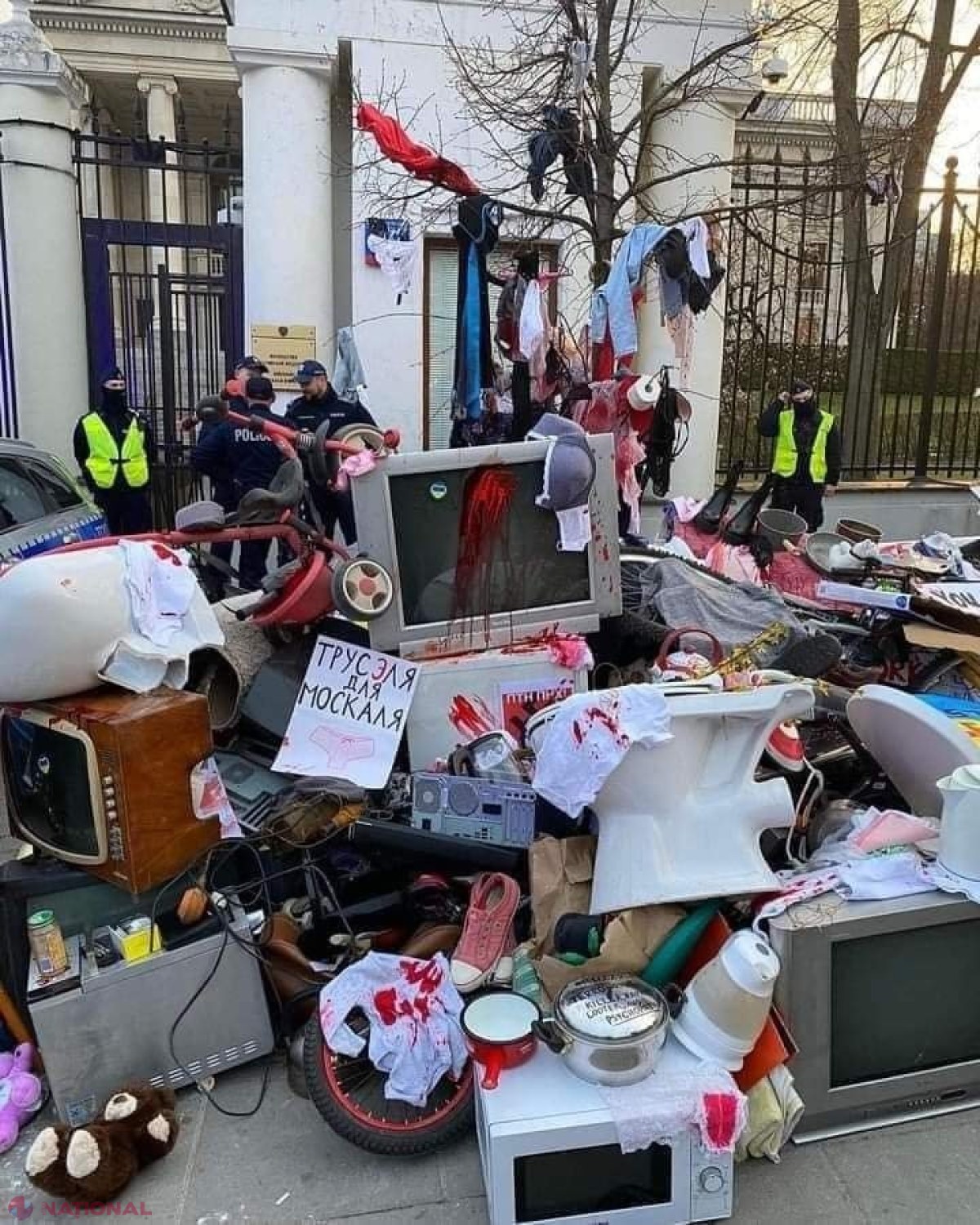 Noi detalii despre ISPRĂVILE militarilor decorați de Putin: „Au lăsat munițiile pentru a-și umple mașinile cu computere FURATE, televizoare, telefoane mobile, haine, covoare, mașini de spălat și chiar TOALETE”