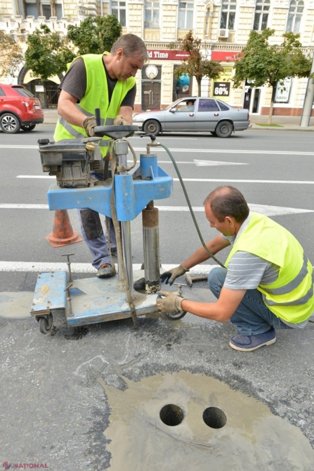 FOTO // Calitatea lucrărilor de asfaltare a bulevardelor Ștefan cel Mare și Sfânt și Constantin Negruzzi va fi TESTATĂ, iar antreprenorul ar putea remedia neajunsurile din cont propriu