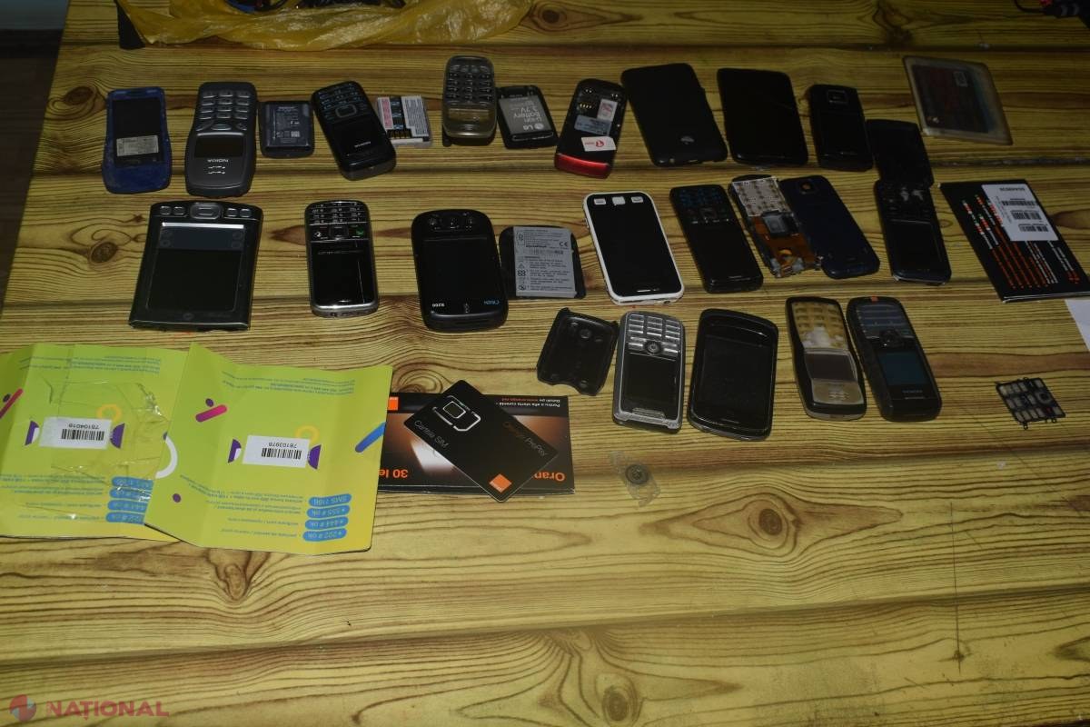 FLAGRANT // 17 telefoane mobile la un penitenciar din R. Moldova: A aruncat un pachet peste gard