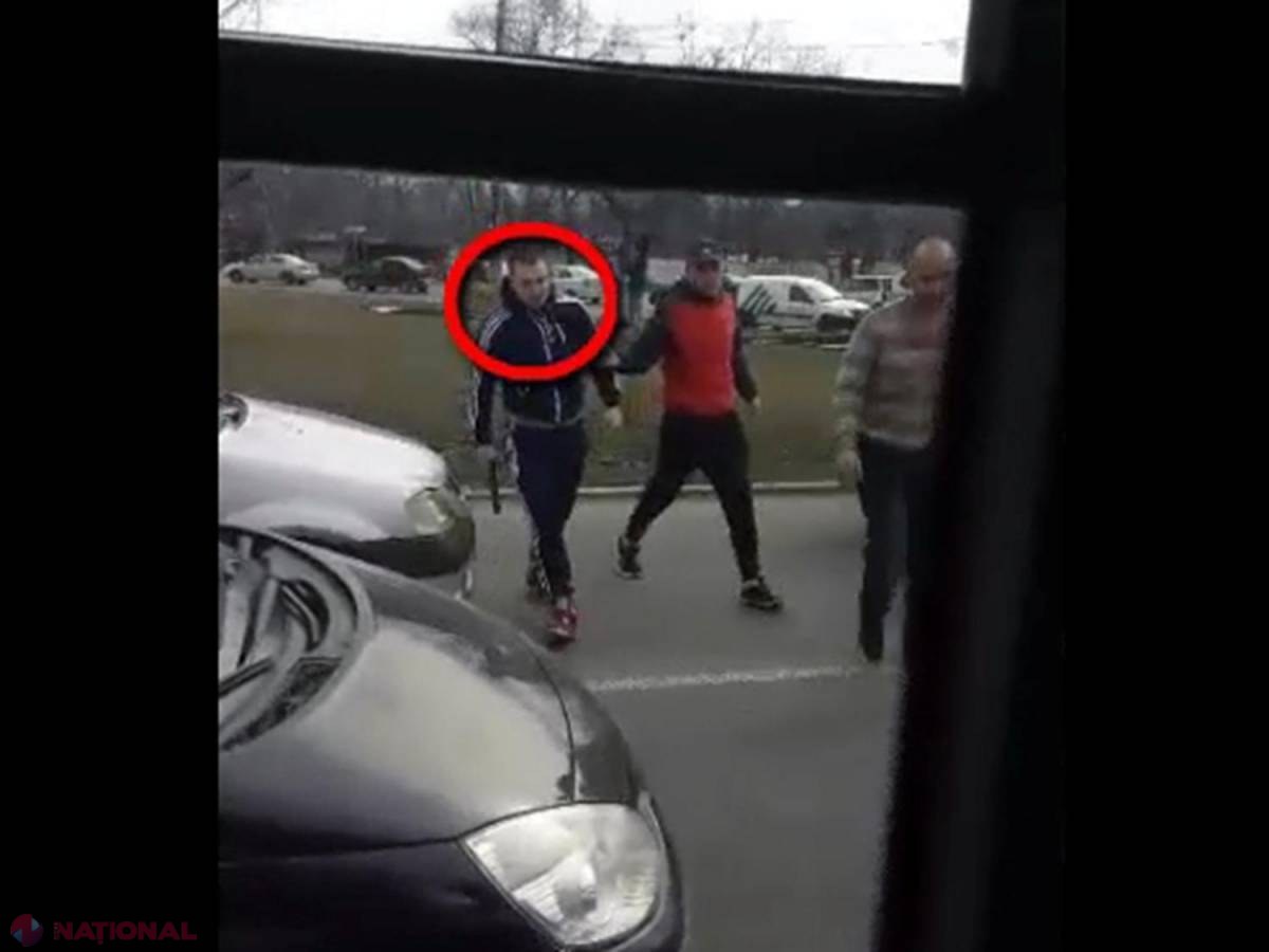 VIDEO // Momentul în care un bărbat LOVEȘTE șoferul unui troleibuz din Chișinău: Este căutat de Poliție
