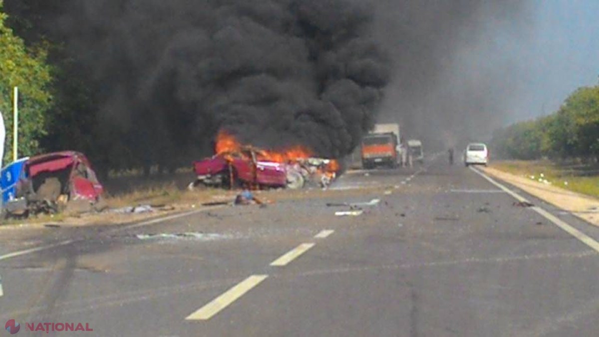 Accident TERIBIL la Telenești. O mașină s-a rupt în două, iar alta a explodat