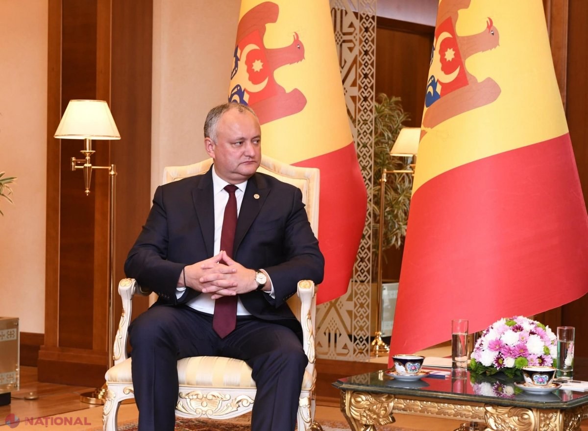 „Credinciosul” Dodon, cu steagul R. Moldova MUTILAT la întrevederi: Acvila de pe stemă, fără CRUCE