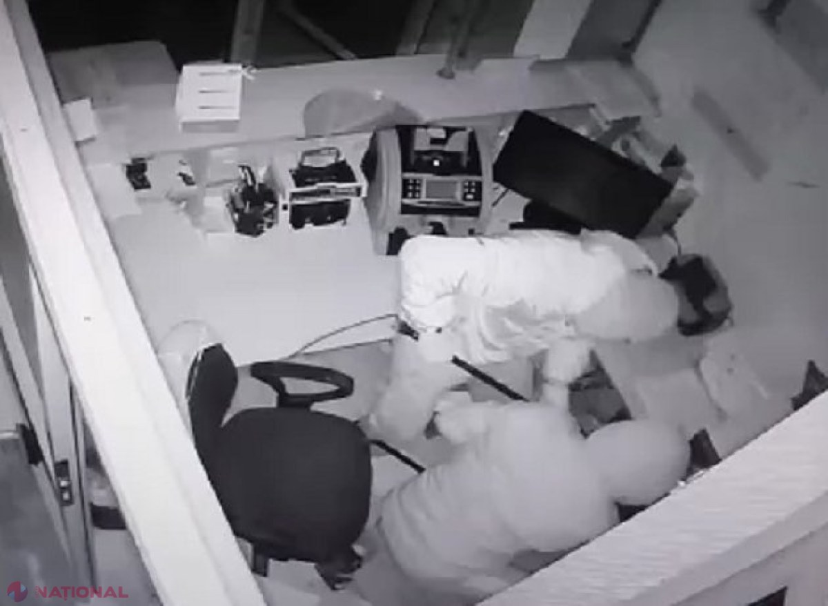 Doi inși din gruparea care a spart numeroase bancomate de pe teritoriul R. Moldova, pe banca acuzaților: O femeie-paznic, legată de calorifer