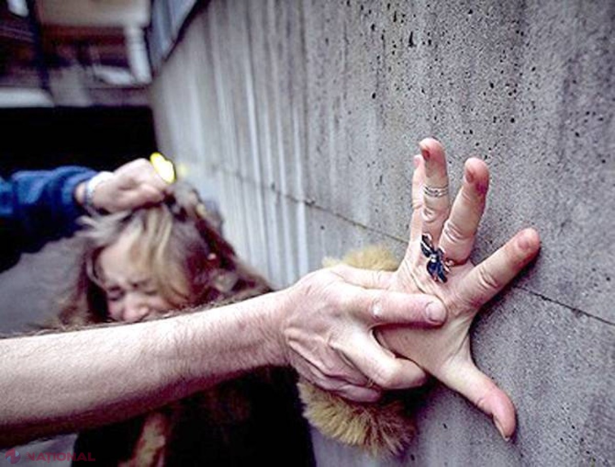 ABOMINABIL // Patru recuperatori de credite au VIOLAT o femeie în fața soțului și copilului