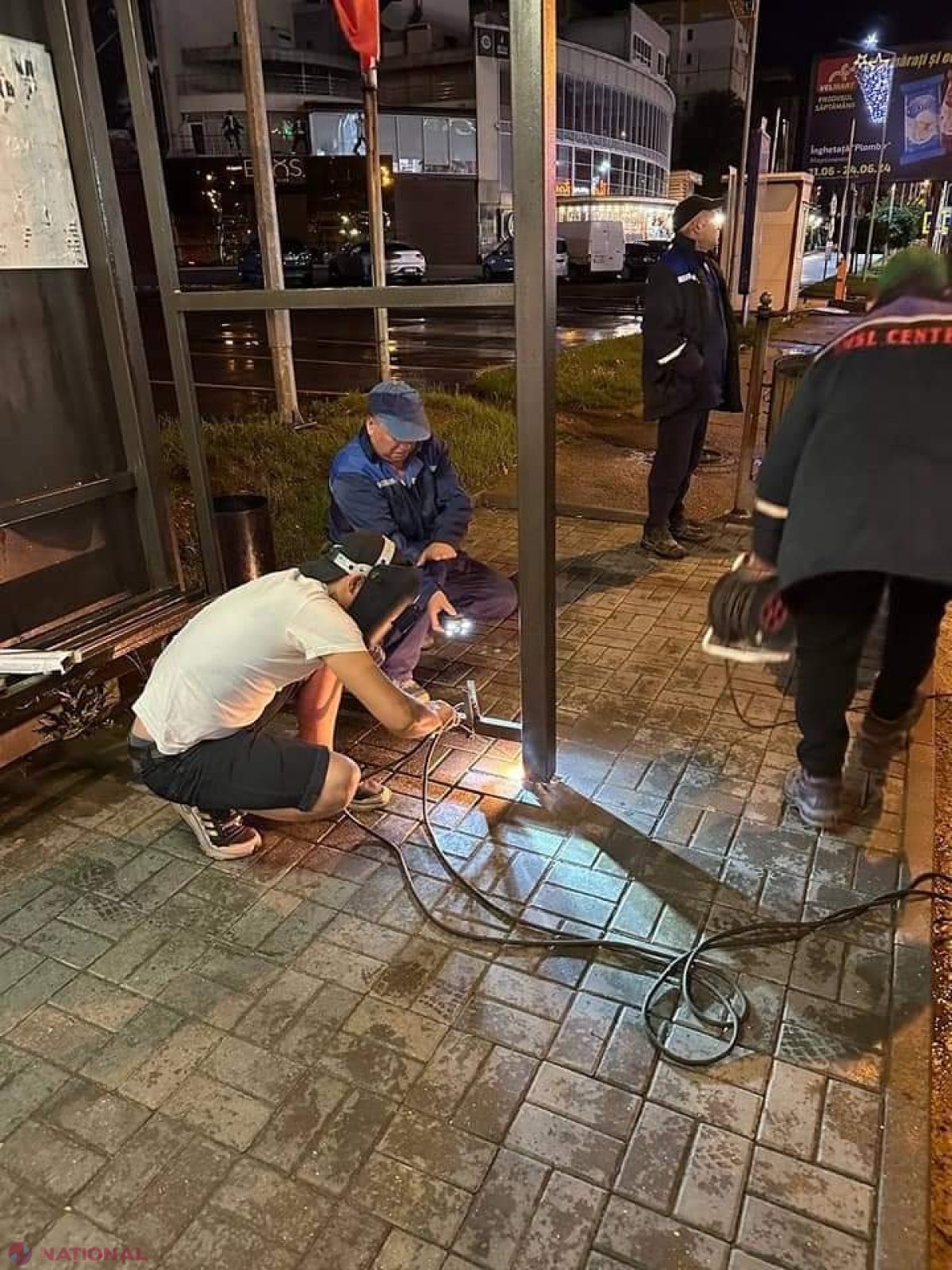 GALERIE FOTO // Furtuna de noaptea trecută a făcut ravagii în Chișinău - mai mulți copaci au fost rupți sau SMULȘI din rădăcină, mașini avariate, garduri doborâte și fire electrice căzute la pământ