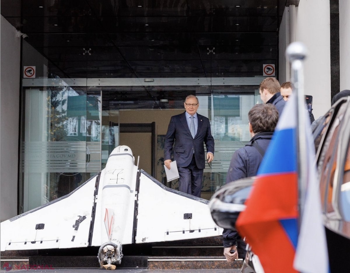 VIDEO, FOTO // Dodon a pregătit ieri TERENUL, iar ambasadorul neacreditat al Rusiei a expus poziția Moscovei în privința dronei prăbușite la Florești. Lui Ozerov i s-a adus dovada pe scările MAE