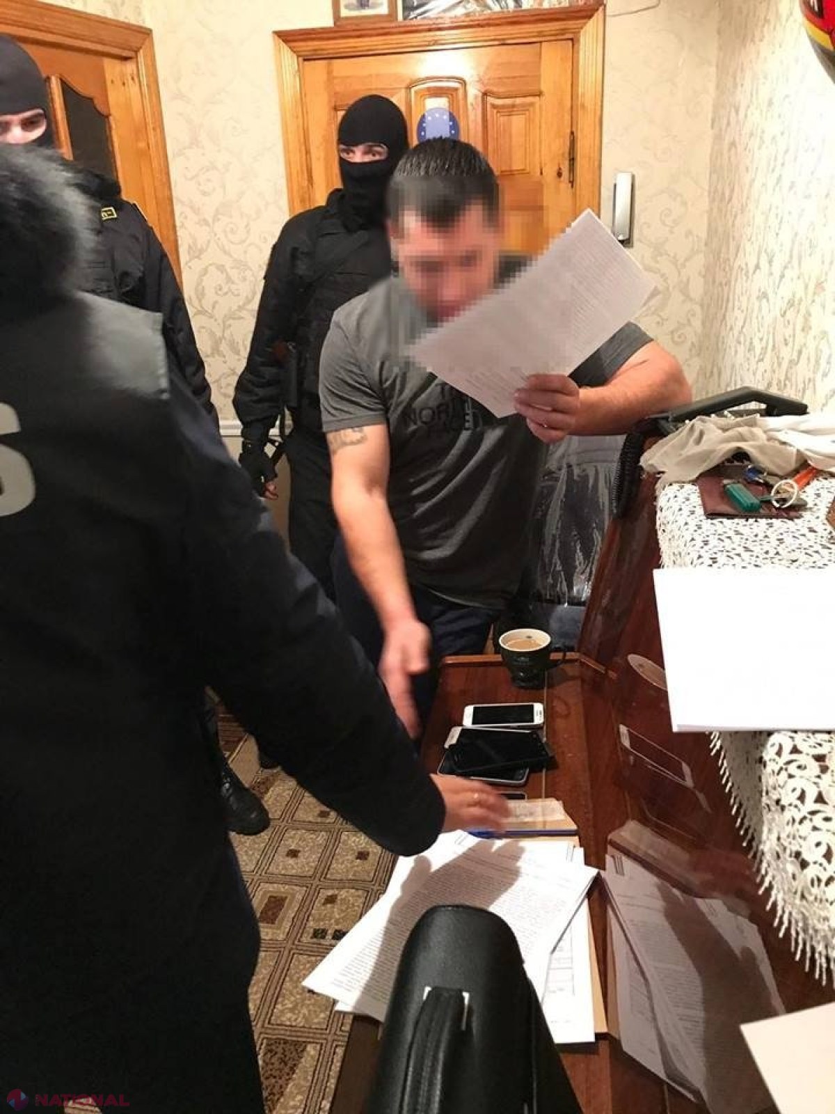 VIDEO // Procurorii au anihilat o rețea de ESCROCI IMOBILIARI. Aceștia sechestrau persoanele deposedate de case și le tratau ca pe niște SCLAVI