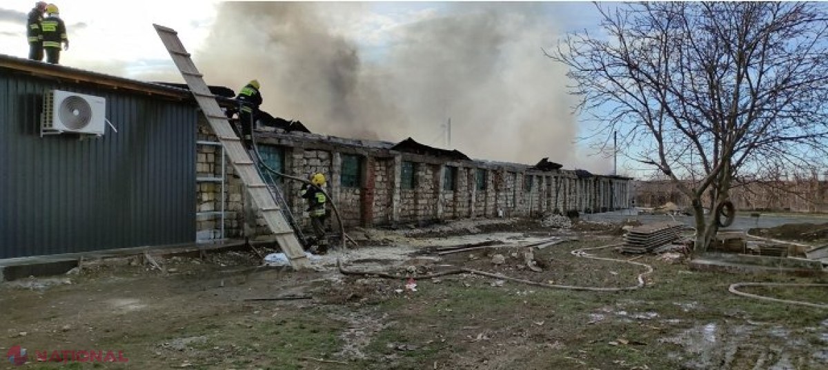 VIDEO // Depozit cu zeci de tone de ceară, „topit” la Cahul: Șase echipaje de pompieri au luptat aproape șase ore cu flăcările