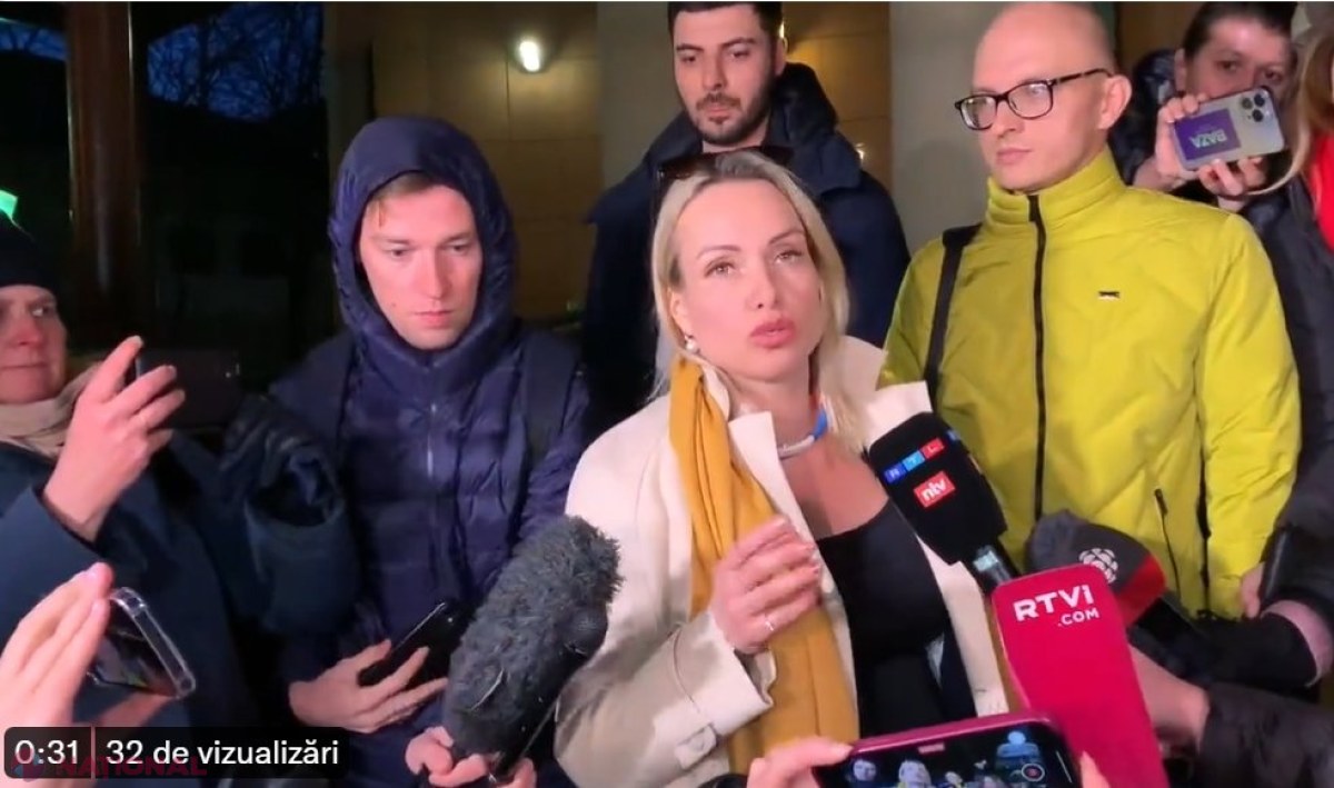  UPDATE//Amendă de 250 de dolari. A apărut Maria Ovseannikova, jurnalista care a intrat ÎN DIRECT la principalul buletin de știri din Rusia cu o pancartă pe care scria „Stop războiului!”. Acesta se află în sala de JUDECATĂ, unde își așteaptă sentința