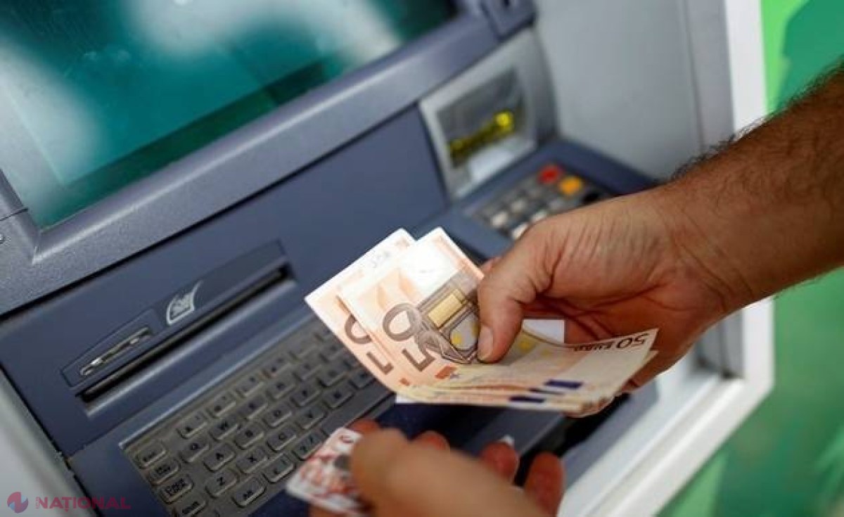 Moldoveni reținuți în Franța după ce au furat MILIOANE de pe carduri bancare