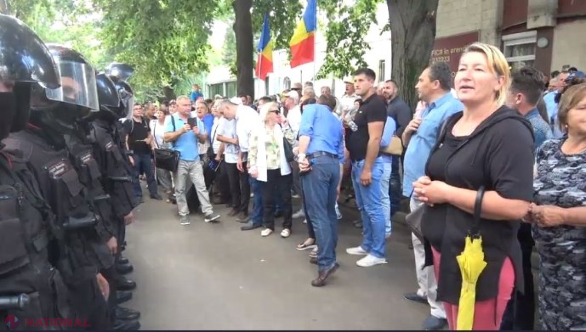 Protestatarii de la Parlament, îndemnați să meargă la sediul PDA, unde are loc un protest împotriva lui Năstase