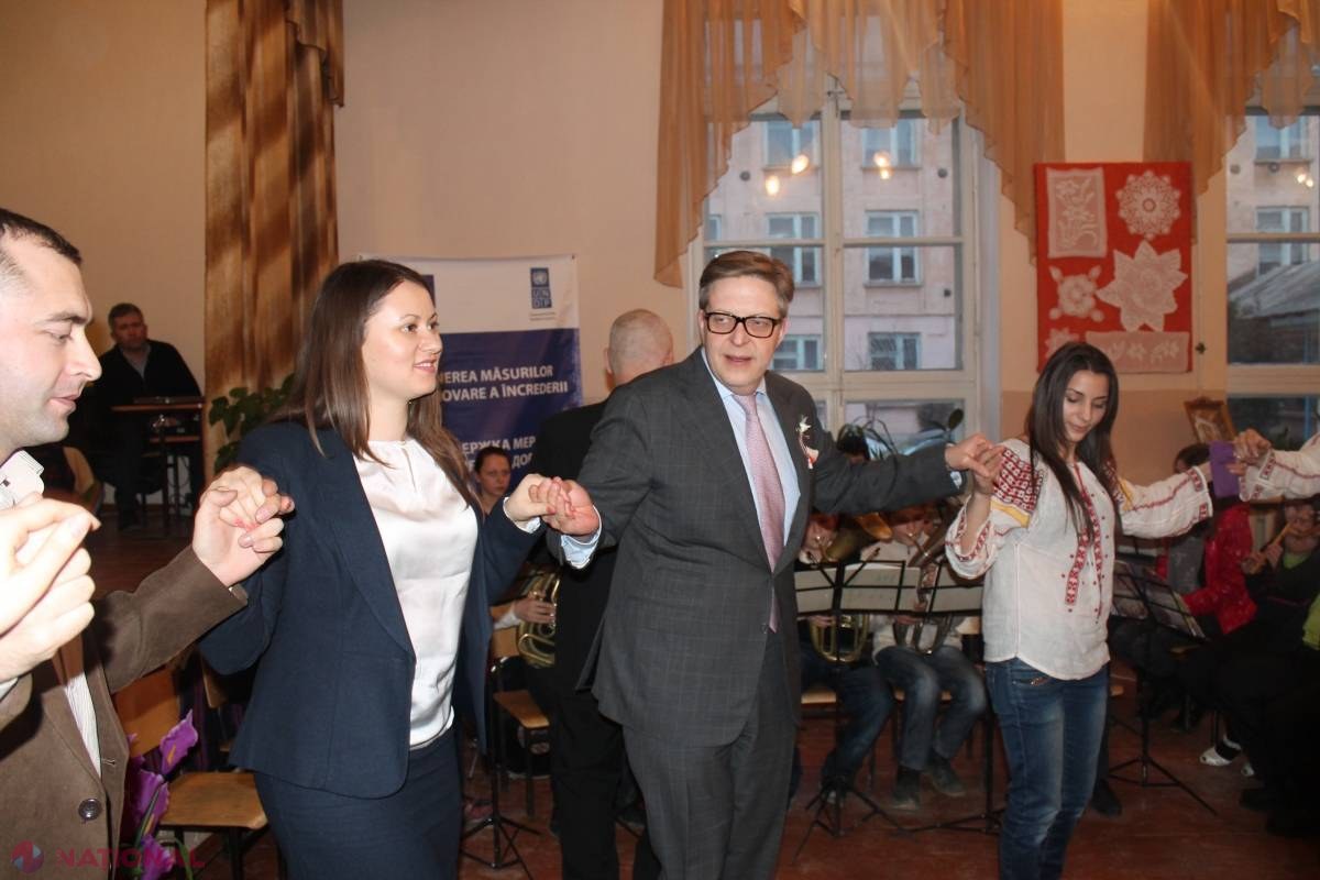 FOTO // Pirkka Tapiola s-a prins în HORĂ şi a făcut MĂRŢIŞOARE la Ustia: 