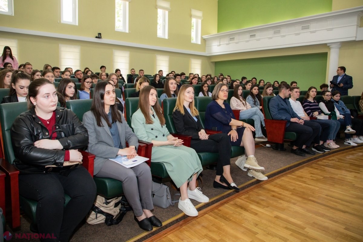 Zeci de tineri vor activa, timp de două luni, în instituțiile de stat ale R. Moldova, cot la cot cu funcționarii publici. Aceste stagii vor fi PLĂTITE