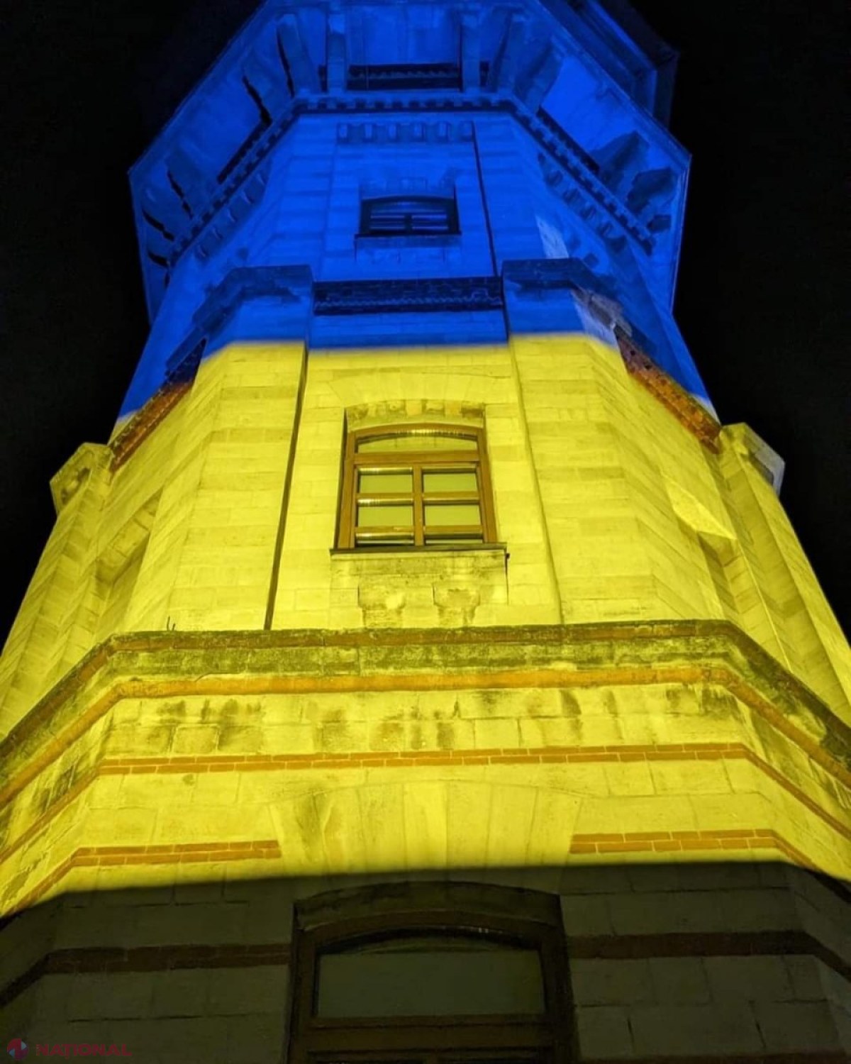 FOTO // SOLIDARITATE: Clădirea Muzeului de Istorie a orașului Chișinău, iluminată în culorile drapelului Ucrainei, la doi ani de la invazia rusă