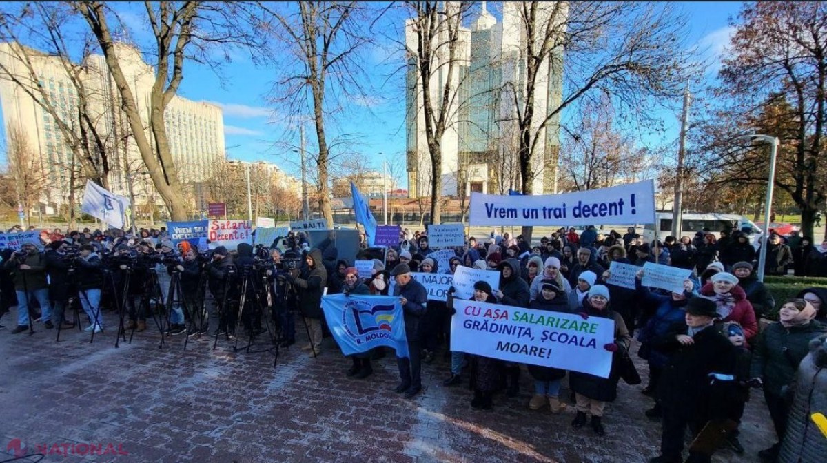 Profesorii, protest la Parlament! Spicherul Igor Grosu le-a promis că vor fi identificate SOLUȚII pentru creșterea salariilor: „Hai, vă rog, nu înghețați aici”. Protestatar: „Sperăm să nu înghețăm a doua oară”