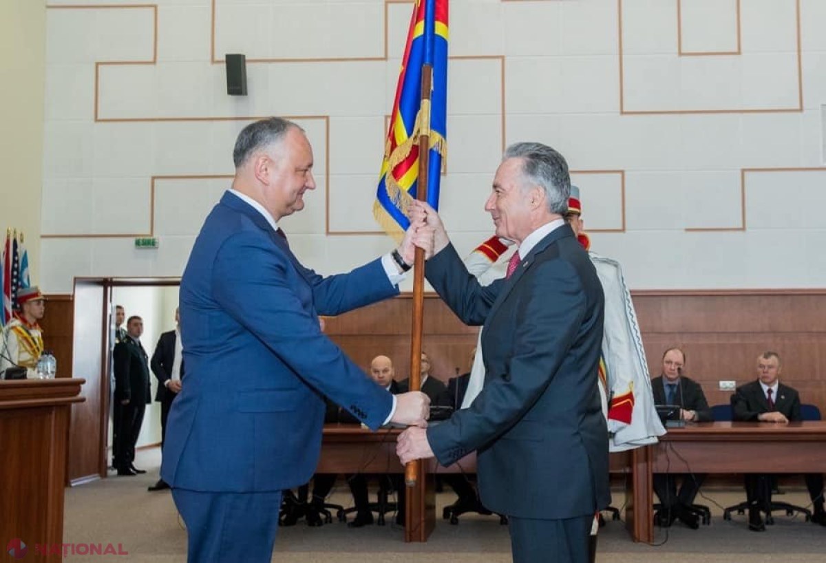 Dodon i-a acordat titlul de GENERAL DE DIVIZIE ex-ministrului Apărării, Victor Gaiciuc, cel care aducea ELOGII separatiștilor din Donbas. Efectivul unei DIVIZII variază între 10.000 - 30.000 de militari, mult peste ce are acum R. Moldova