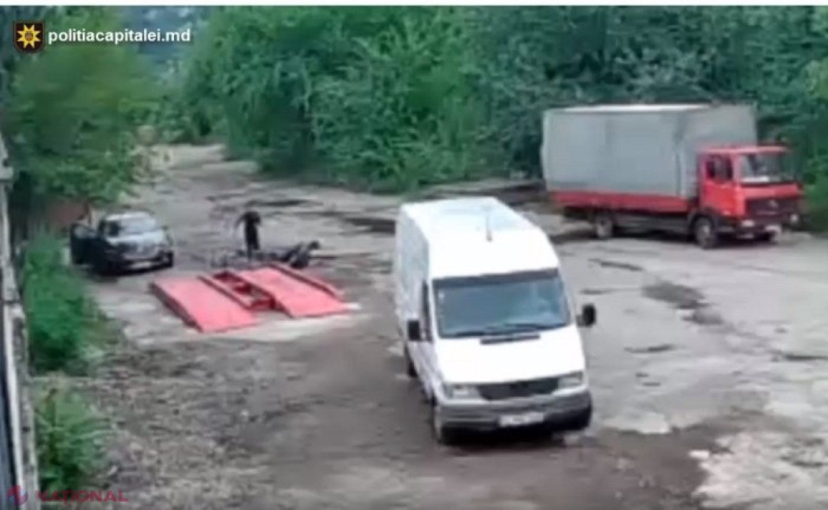 VIDEO // Momentul în care un tânăr de 25 de ani este ATACAT în plină zi cu un CUȚIT pe o stradă de la Ciocana: Victima rănită a fost scoasă din mâna criminalului de către trecătorii care au alertat Poliția