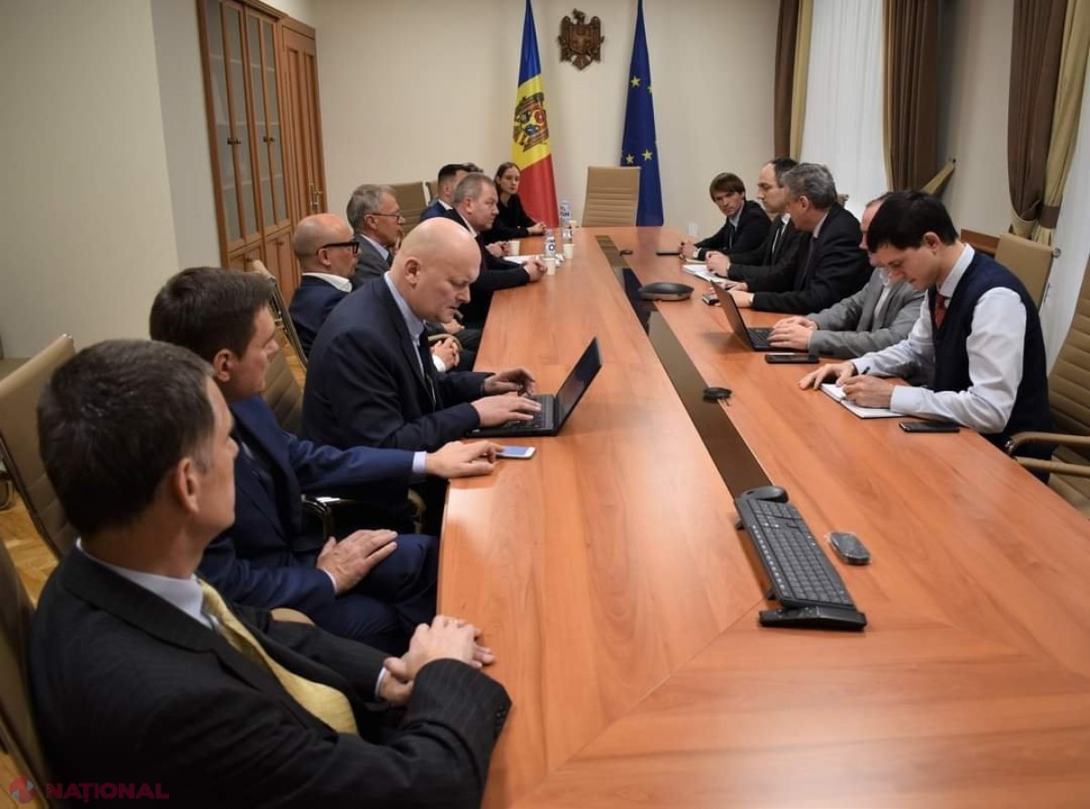 Demilitarizarea și democratizarea regiunii transnistrene, factori necesari pentru avansarea în procesul de reintegrare a R. Moldova, a declarat vicepremierul Oleg Serebrian la o întrevedere cu deputaţi şi experţi din Lituania 