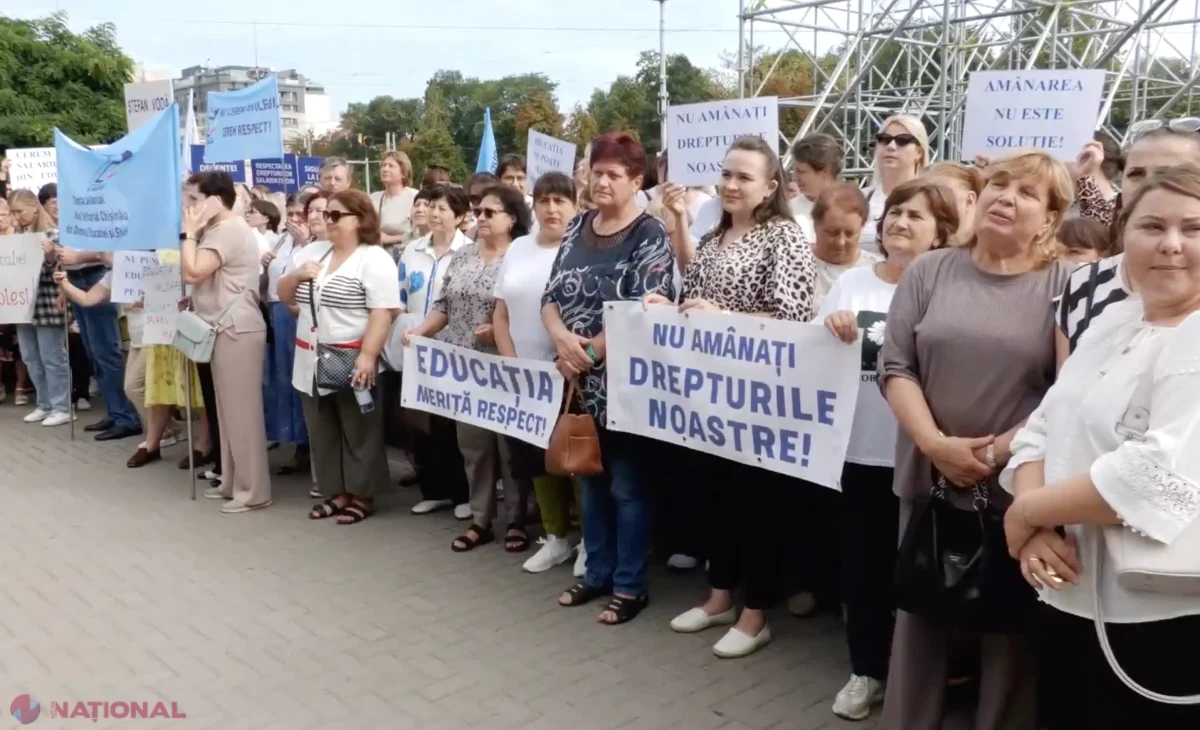 VIDEO // Protest în Piața Marii Adunări Naționale: Profesorii cer MAJORĂRI de la 1 septembrie. Premierul Vasile Tofan va anunța SOLUȚIILE indentificate de la ora 14.00