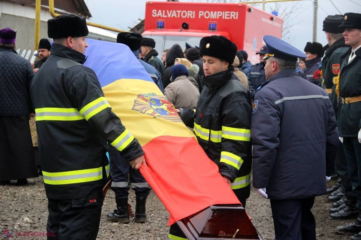 FOTO // Pompierul decedat în timpul incendiului de vineri, înmormântat cu ONORURI militare în satul de baștină