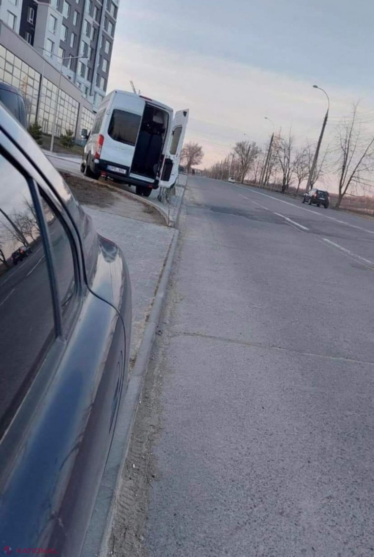 FOTO // Polițiștii cu RADARE au găsit o nouă metodă pentru a prinde vitezomanii. Unul dintre inspectori s-a ascuns într-un microbuz