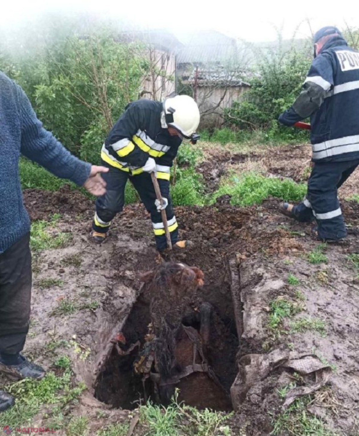 VIDEO // Operațiune mai puțin obișnuită a salvatorilor: Au scos un CAL dintr-o fântână, la Fălești