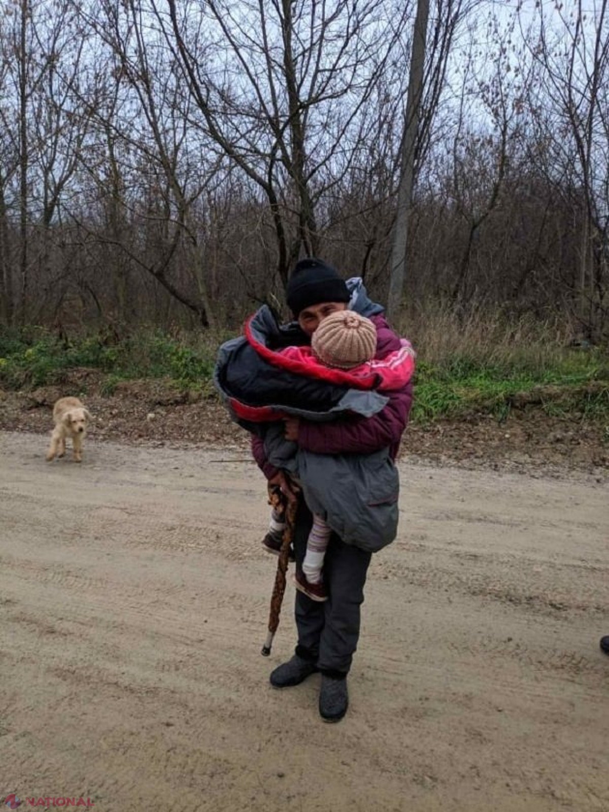FOTO // Fetița de trei ani care a DISPĂRUT la Otaci, găsită VIE la marginea orașului, după o noapte petrecută sub cerul liber 