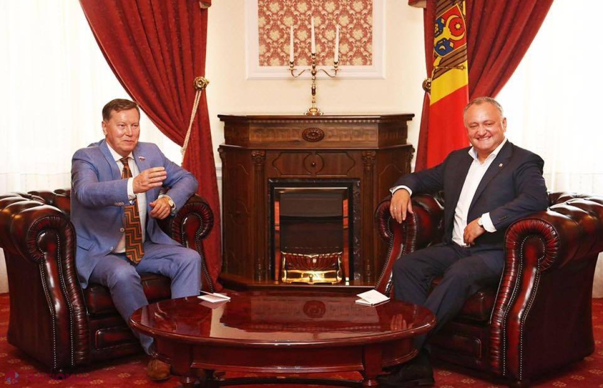 FOTO // Dodon și-a dus oaspeții de la cumetrie la... Președinție