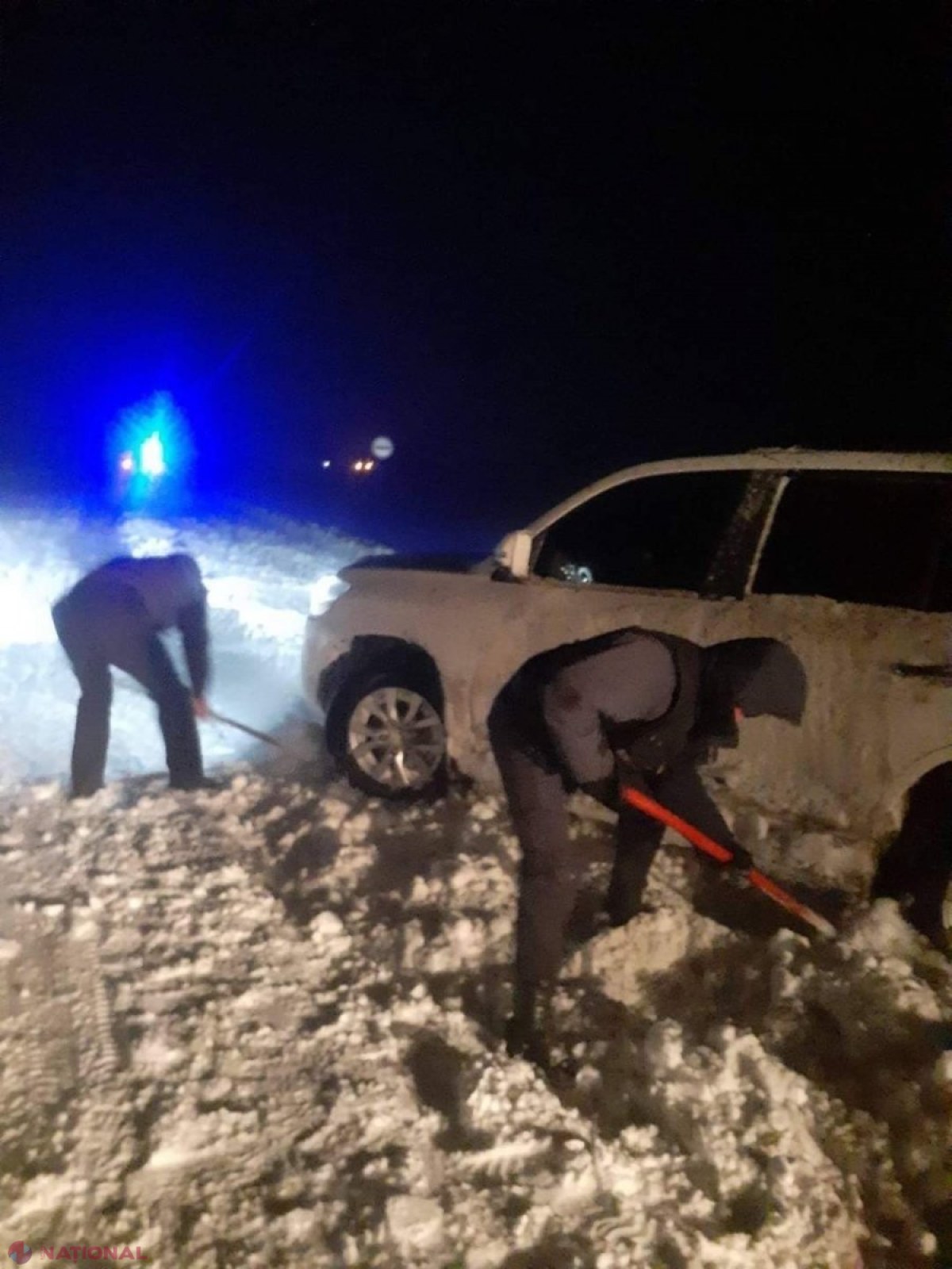 FOTO // Ninsoare în R. Moldova: Zeci de mașini blocate în nămeți: Polițiștii de frontieră au sărit în ajutor