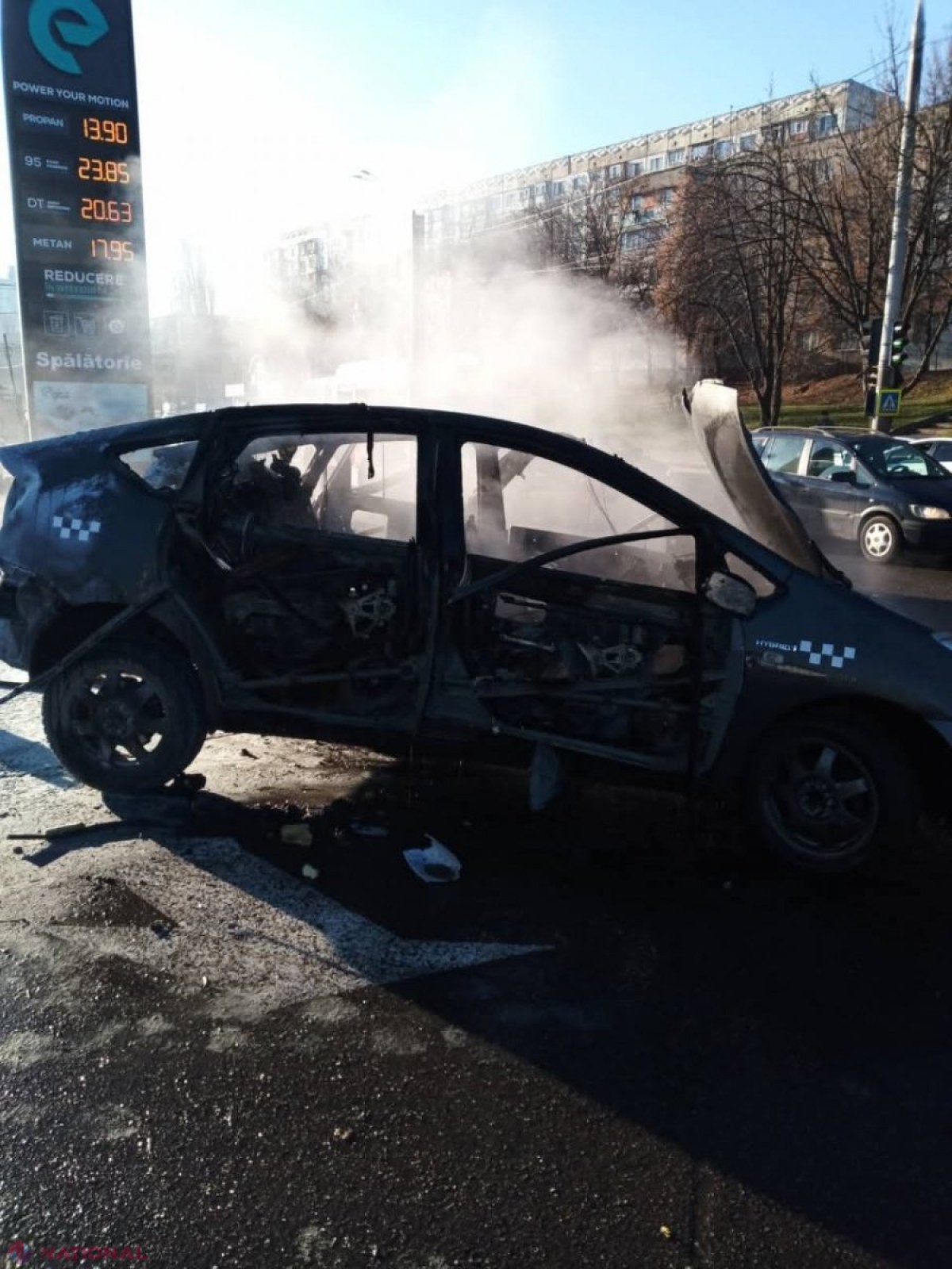 FOTO // Ce s-a ales din automobilul care a explodat într-o benzinărie de pe str. Albișoara din Chișinău: Se alimentase cu gaz și s-a aprins din mers. Șoferul a avut nevoie de îngrijiri medicale