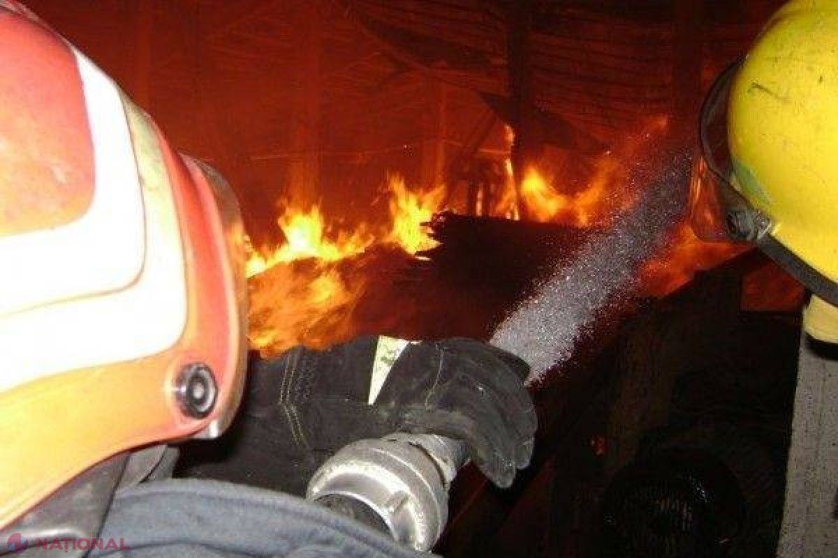 Incendiu într-o parcare din Chișinău. Cinci mașini MISTUITE de flăcări