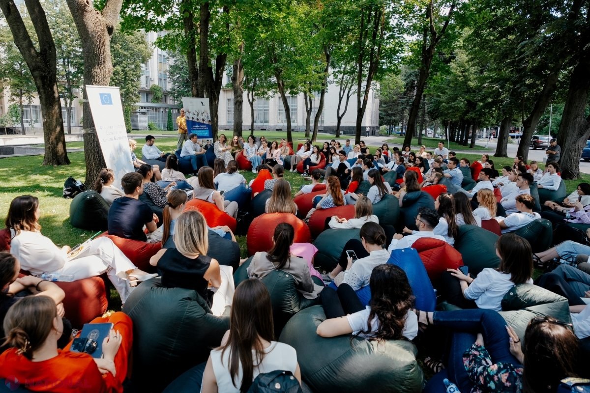 Premierul Dorin Recean, către tinerii care desfășoară stagii plătite în serviciul public: „Voi sunteți viitorul țării noastre și am încredere că împreună vom construi o Moldovă europeană”