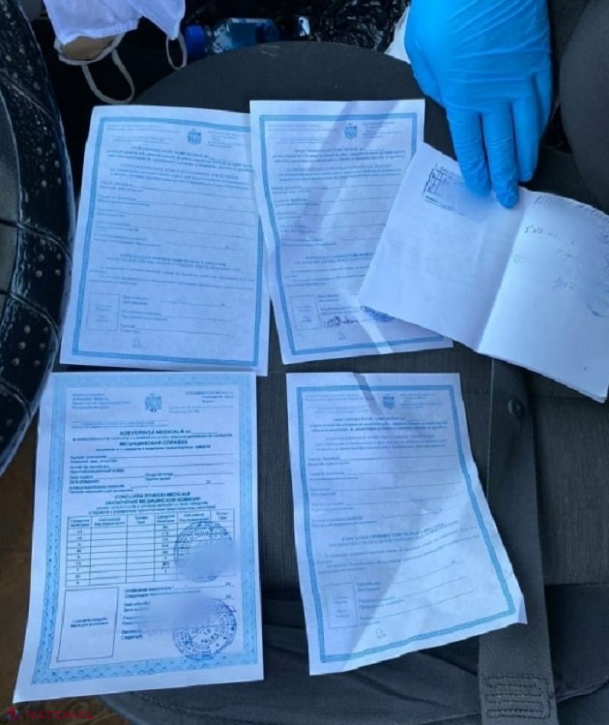 VIDEO // Acte medicale, inclusiv autorizații pentru procurarea armelor, eliberate contra bani: Angajați ai sistemului medical de la nordul R. Moldova riscă până la șase ani de închisoare