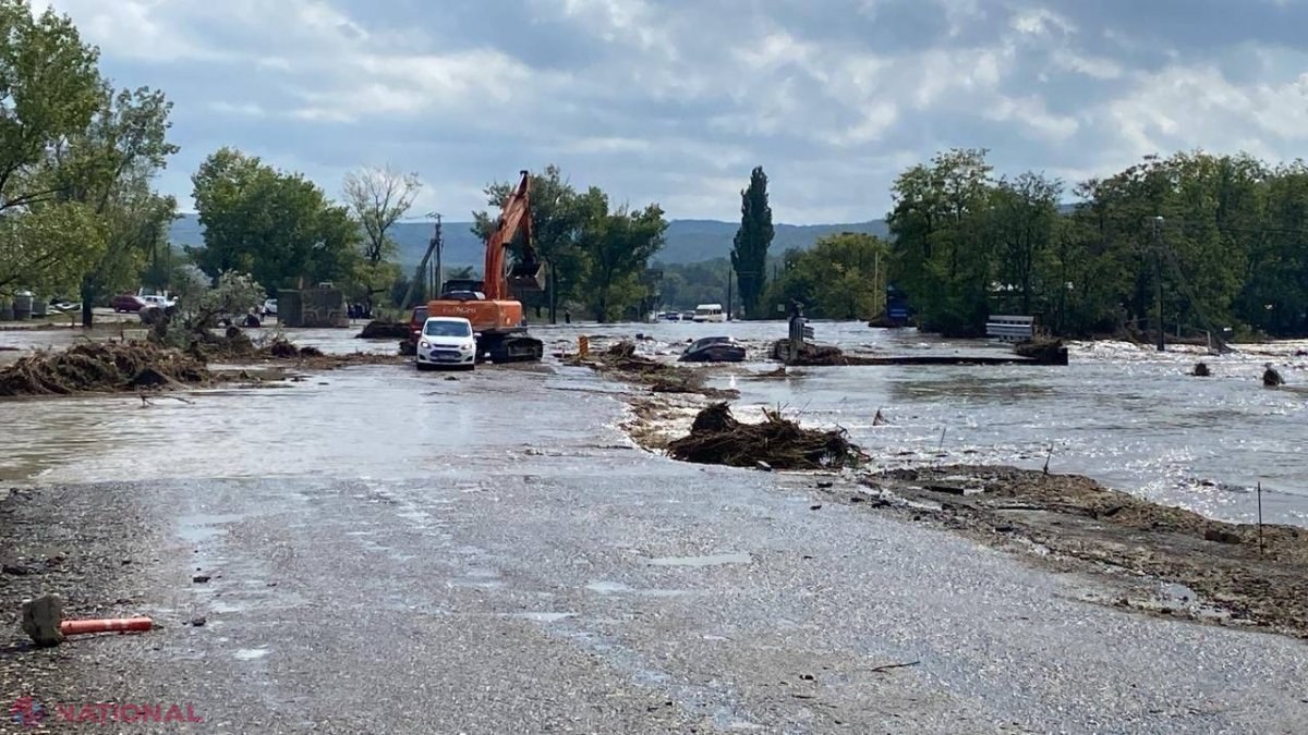 VIDEO // Ploaia torențială a provocat un adevărat DEZASTRU în centrul și sudul R. Moldova. Trei femei au fost luate de șuvoaie și târâte zeci de metri în centrul Chișinăului. Premierul Recean a convocat de urgență ședință la Centrul ANTICRIZĂ