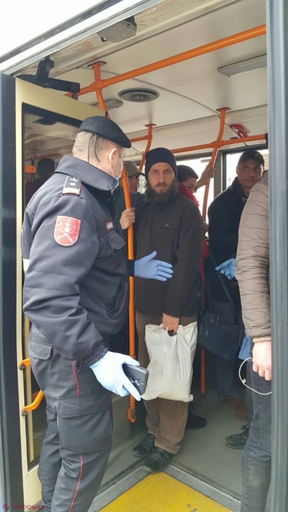 FOTO // Circulația transportului public din Chișinău s-a făcut sub SUPRAVEGHEREA carabinierilor. Ce RESTRICȚII au fost impuse pentru pasageri