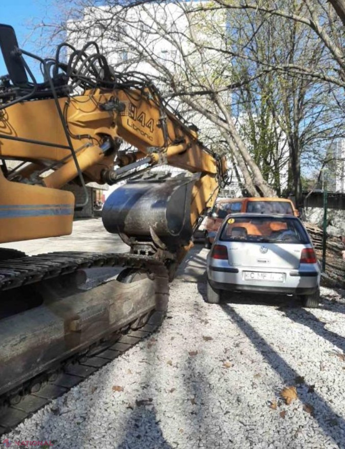 Primăria Chișinău MIMEAZĂ că ar vrea să demoleze o construcție ILEGALĂ de pe strada Nicolae Costin 44/1? Antreprenorul BLOCHEAZĂ lucrările de demolare zile la rând, iar polițistul de sector nu poate să facă nimic