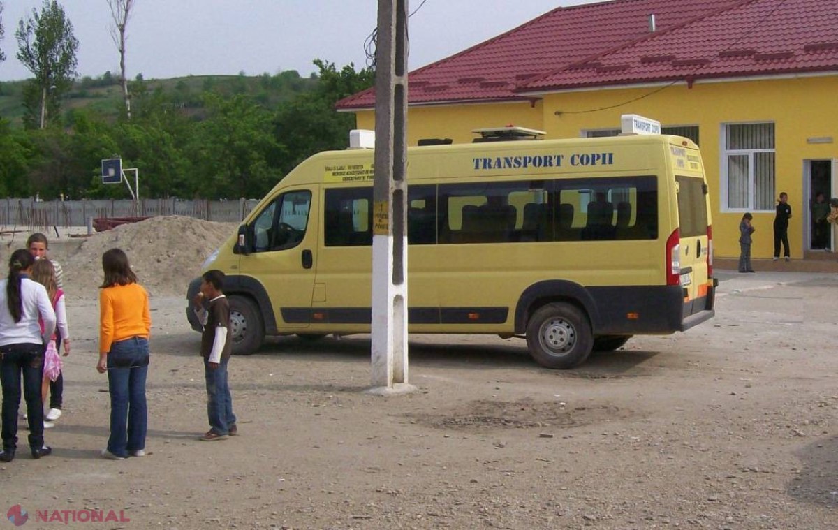 ACCIDENT GRAV: Un microbuz cu elevi a intrat într-un copac  