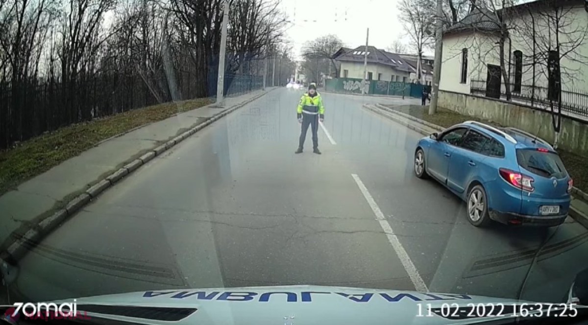VIDEO // O ambulanță cu PACIENT la bord, oprită în trafic pentru a permite unei coloane oficiale să treacă. Ce spune POLIȚIA R. Moldova despre acest incident