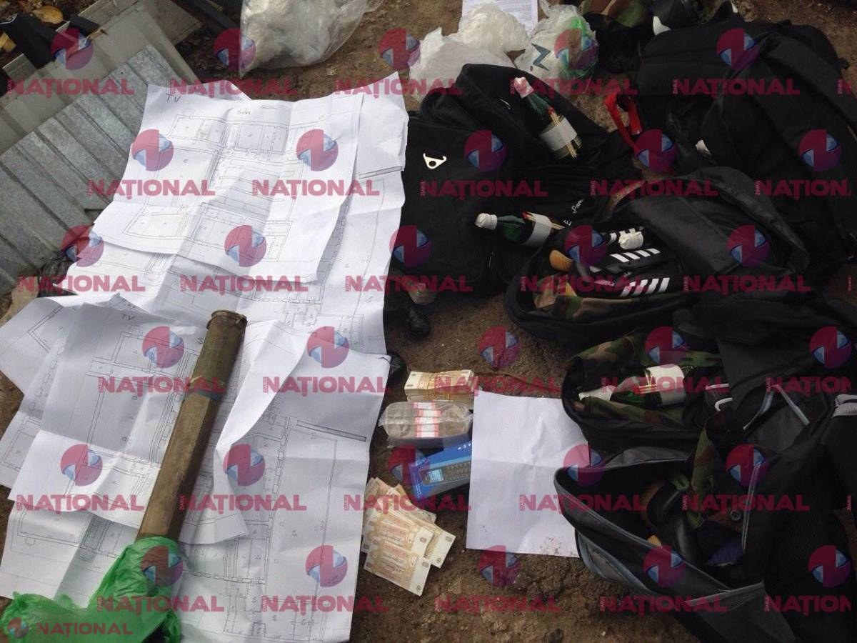 FOTO EXCLUSIV // Poliția a DEJUCAT organizarea „Maidanului SÂNGEROS” în R. Moldova. Întreg arsenal de ARME, BANI RUSEȘTI și EXPLOZIBIL, la Chișinău