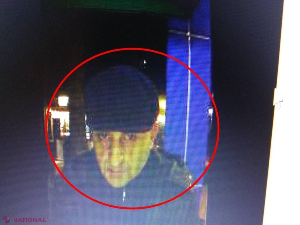 VIDEO // I-a furat portmoneul unui bătrân care circula cu troleibuzul nr. 22 și i-a scos mii de lei de pe carduri: Îl recunoașteți pe individ?