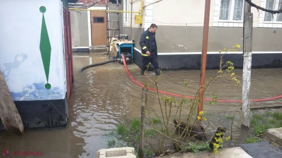 FOTO // INUNDAȚII în R. Moldova și copaci căzuți peste mașini după ploaia de ieri și astăzi