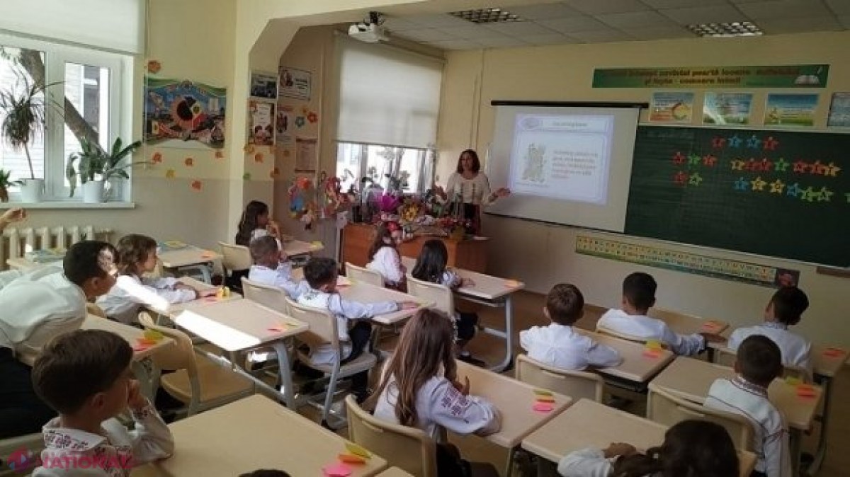 ANUNȚ // Toți profesorii din Chișinău vor lucra, din 16 martie, de la domiciliu 