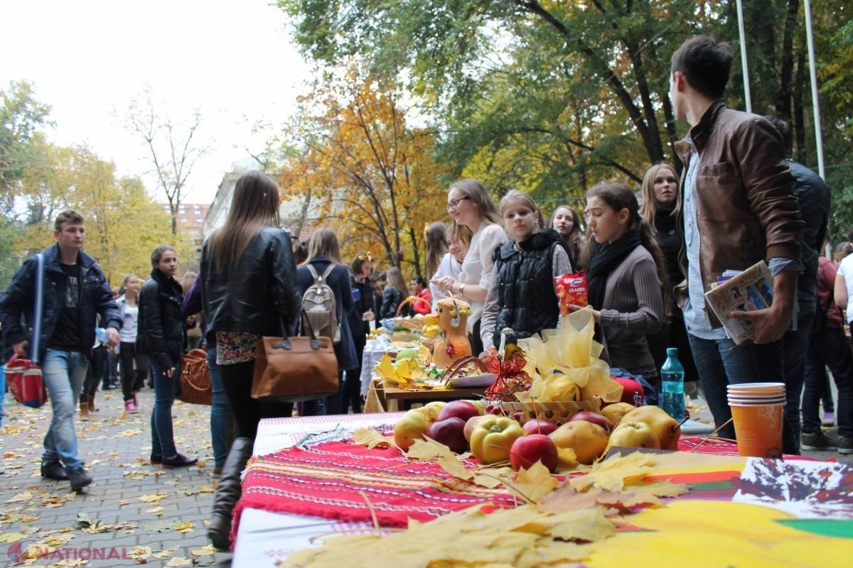 Elevii de la „Gheorghe Asachi” au început să adune bani pentru aniversarea a 150-a a liceului. Vezi ce au vândut