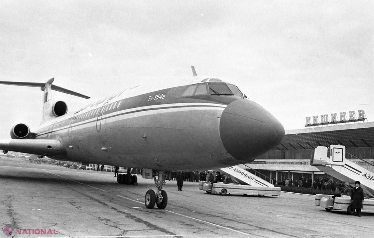 GALERIE FOTO // Imagini inedite cu Aeroportul Chișinău. Cu ce erau serviți pasagerii și câte zboruri pe săptămână erau efectuate acum 30 de ani