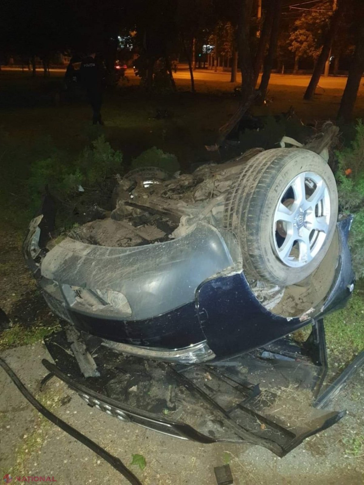 FOTO, UPDATE // Chișinău: Tânărul care a intrat cu un „Audi A6” într-un copac a decedat la spital