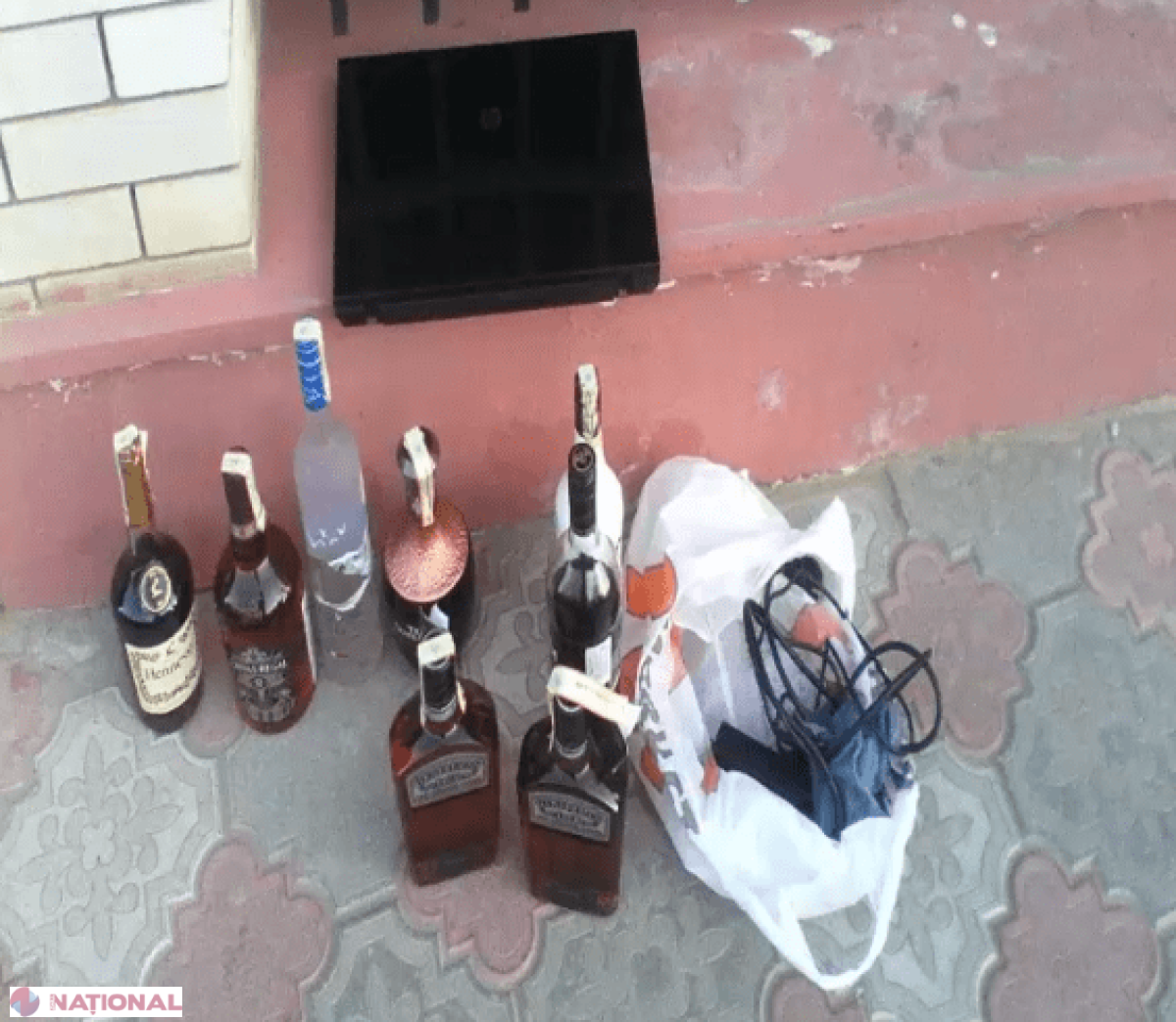 A intrat într-un restaurant din capitală și a furat sticle cu băuturi de lux 